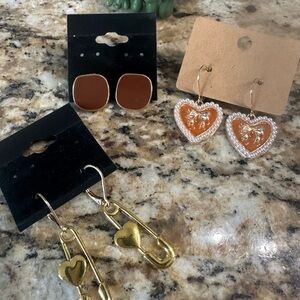 Set of Stylish Earrings in Gold and Brown